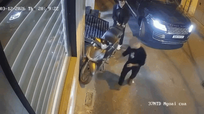 Hình ảnh tài xế xe Range Rover chọc thủng lốp xe máy được camera an ninh ghi lại.