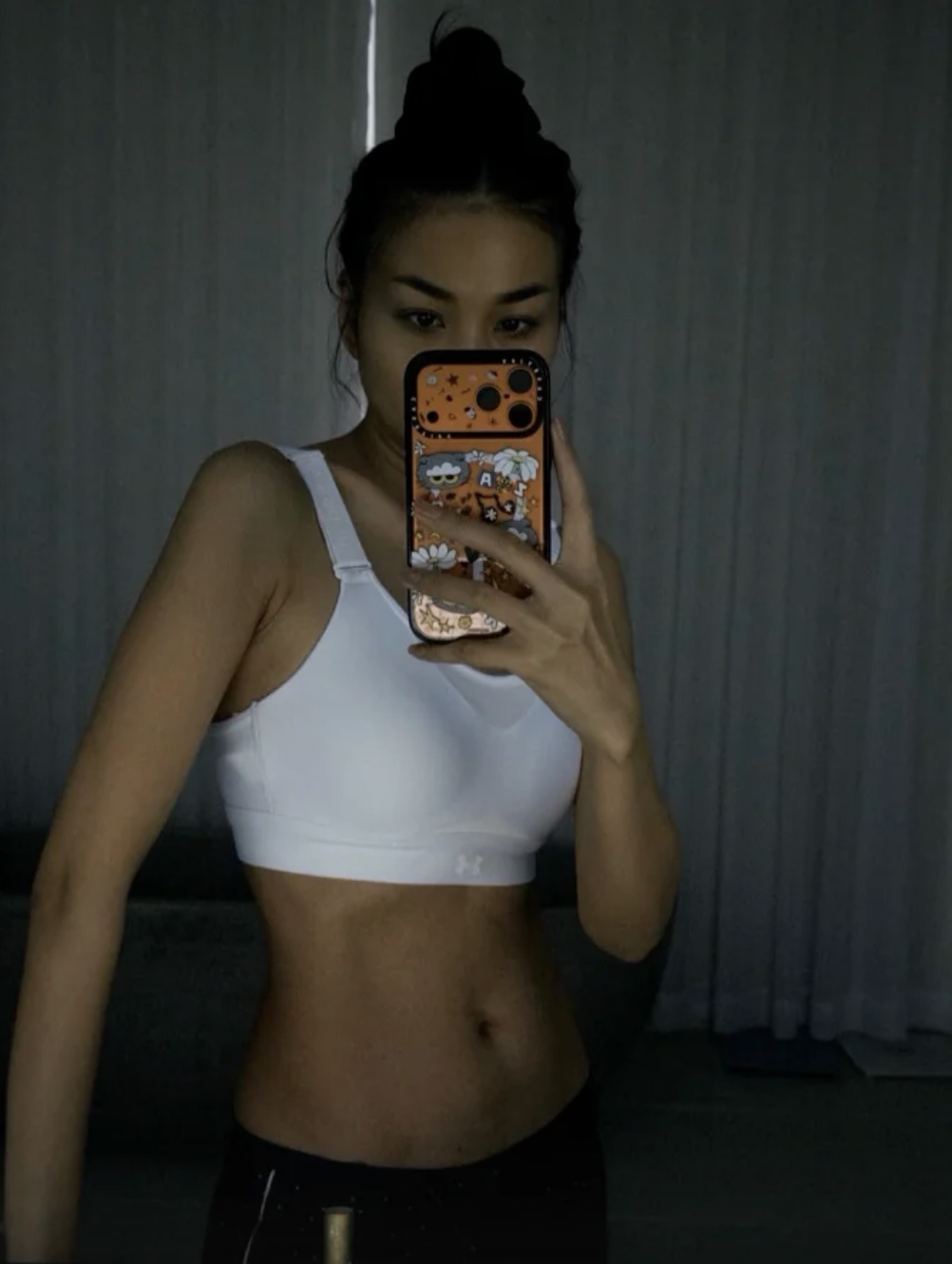 Thanh Hằng tự tin phô trọn sắc vóc quyến rũ ở tuổi 43. Cô khẳng định sức khỏe là thứ quý giá nhất nên cô xem đây là mục tiêu cũng như động lực để kiên trì với chế độ tập luyện, ăn uống khoa học mỗi ngày.