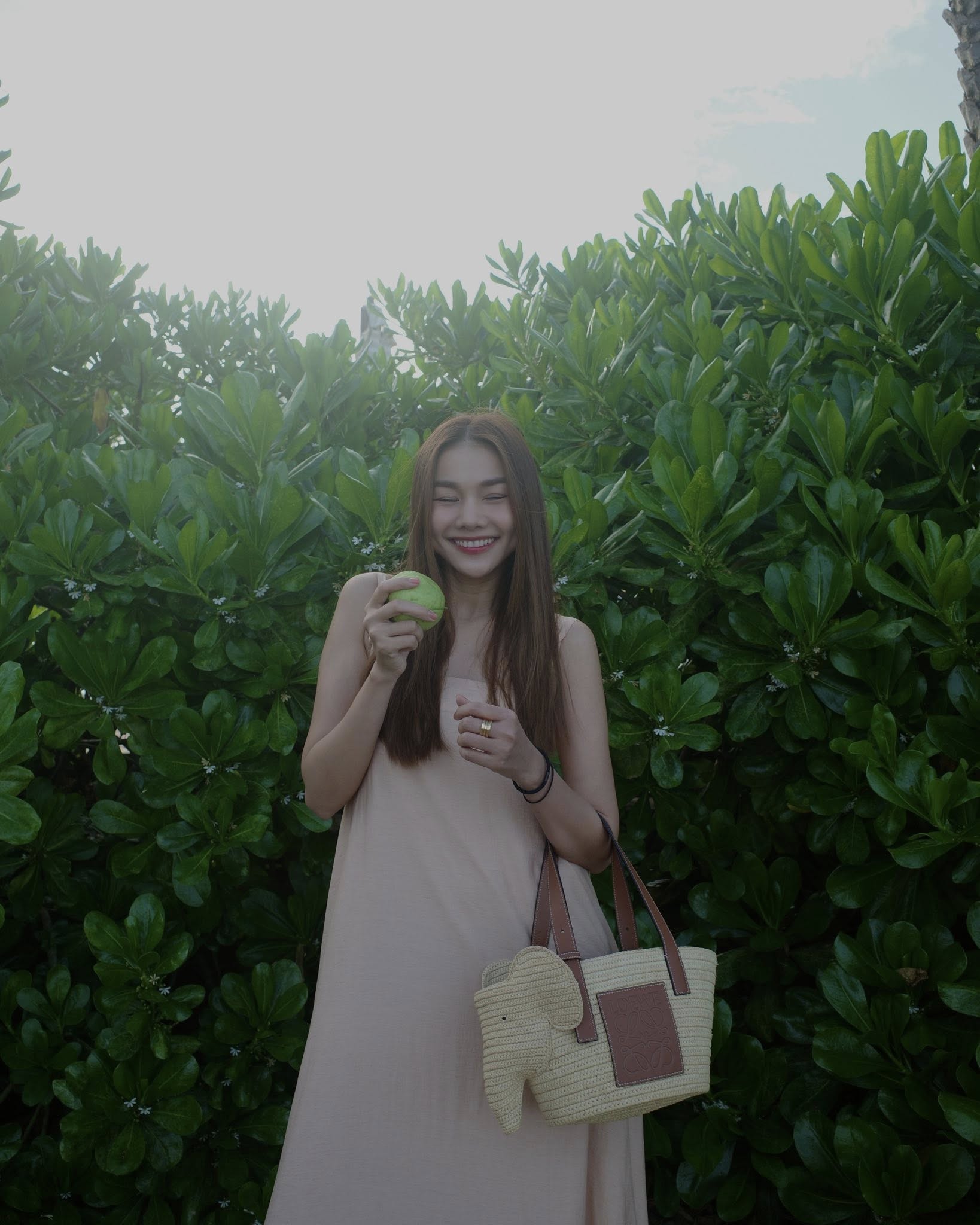 Hầu hết các bữa ăn của siêu mẫu đều có rau củ quả, trái cây tươi. Nhóm thực phẩm này giàu chất xơ, giúp nhanh no, hạn chế cảm giác thèm ăn đồng thời cung cấp lượng vitamin dồi dào cho cơ thể.