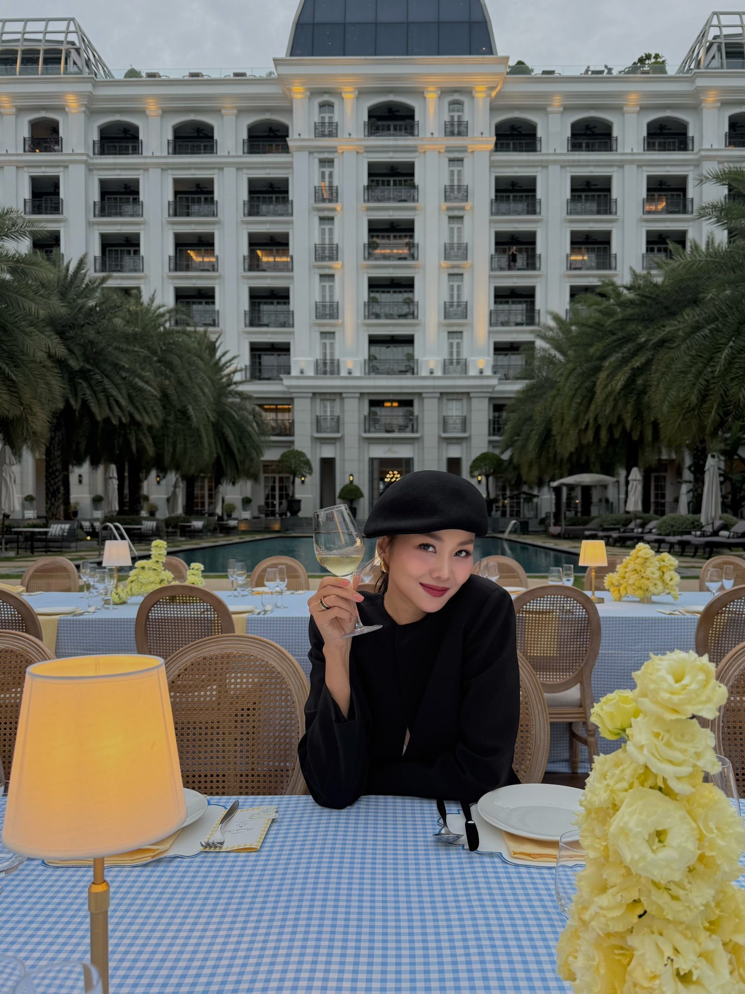 Bữa sáng yêu thích của siêu mẫu thường là bánh mì ngũ cốc nướng ăn kèm trứng cùng các loại hoa quả tươi hoặc sữa chua hoặc sinh tố hoa quả, vừa giúp no bụng lại cung cấp lượng lớn vitamin, có lợi cho cả vóc dáng lẫn làn da.