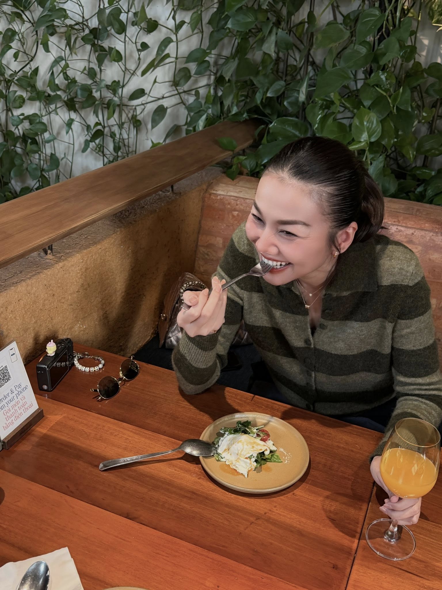 Cô hạn chế tiêu thụ tinh bột kém lành mạnh và thay thế bằng nhóm carbs có giá trị dinh dưỡng cao hơn như hạt quinoa, gạo lứt, khoai lang... So với cơm trắng hay các loại bún phở thông thường, những thực phẩm này đều có lượng chất xơ cao hơn và giàu giá trị dinh dưỡng, nhờ đó ăn ít nhưng vẫn no bụng.