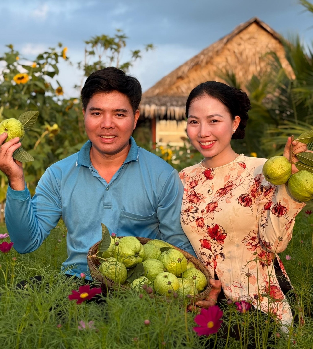 Vợ chồng chị Hồng trong một lần thu hoạch trái cây tại khu vườn của mình. Ảnh: Nhân vật cung cấp