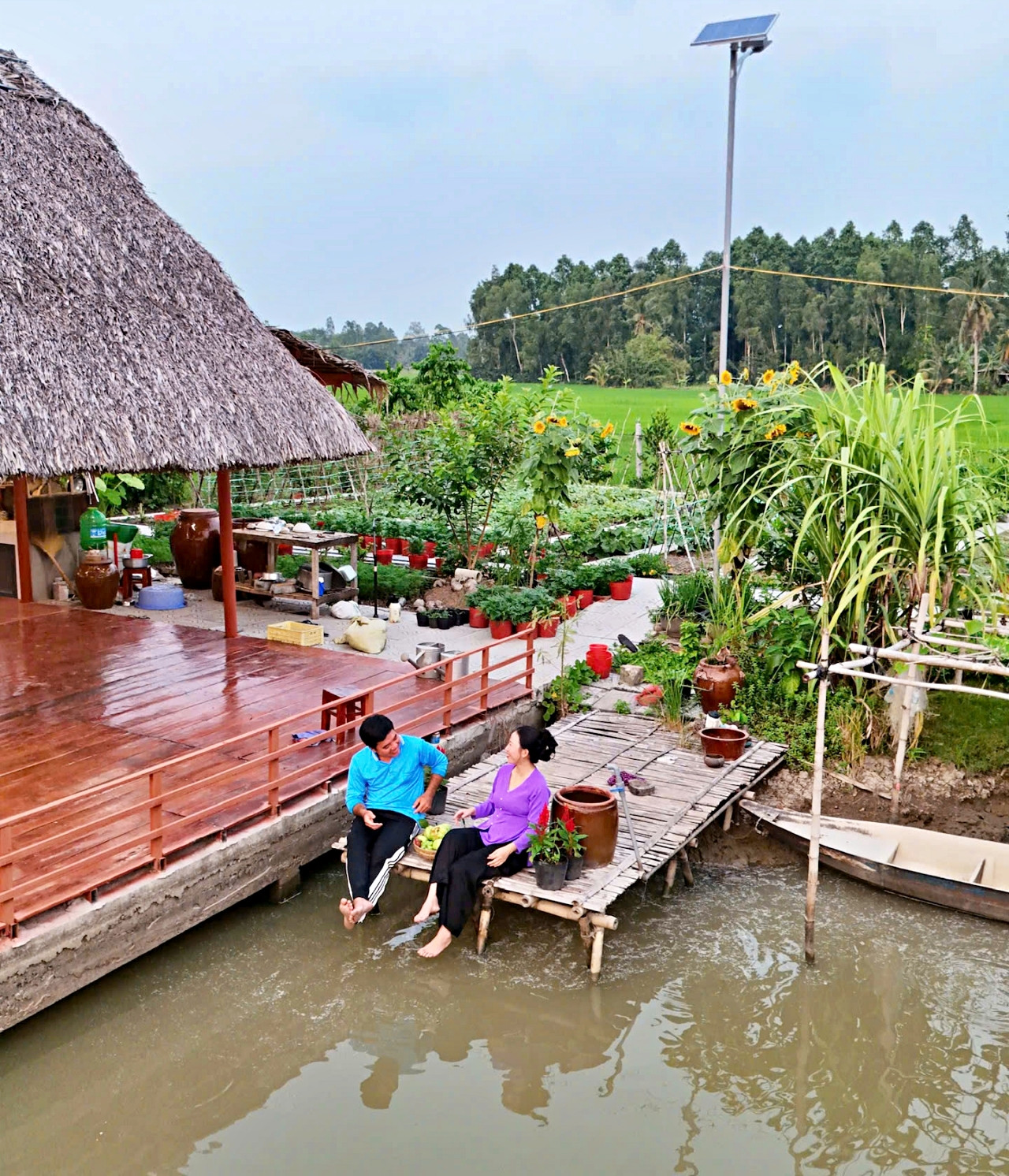 Chị Hồng cho biết bản thân cảm thấy vui, hạnh phúc với khu vườn và công việc hiện tại. Ảnh: Nhân vật cung cấp