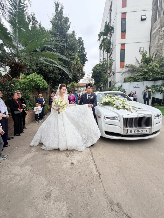 Đức Huy và Huyền Trang Mù Tạt sau lễ đón dâu ở nhà gái tại Phú Thọ.