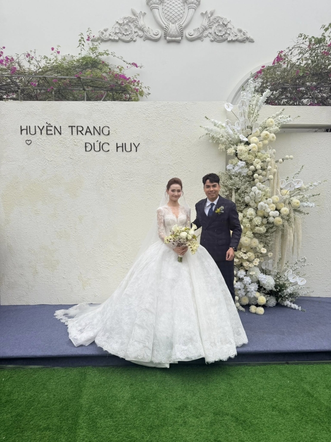 Huyền Trang - Mù Tạt khi tiếp khách ở nhà gái tại Phú Thọ.