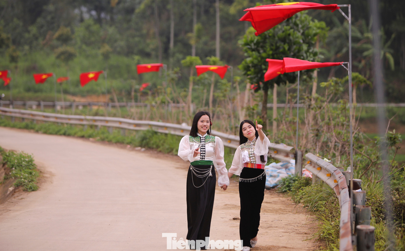 Trước ngày bầu cử ngày mai, bọn em tranh thủ đến chụp ảnh tại đường cờ. Vẻ đẹp của con đường hình chữ S uốn lượn giữa màu xanh của những ruộng lúa bậc thang khiến ai cũng xúc động, em Hà Thị Hồng Duyên (19 tuổi, trú xã Phú Lễ) cho hay.