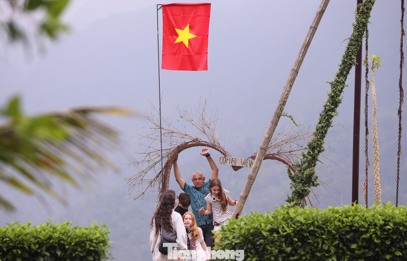 Theo lãnh đạo xã Pù Luông, mọi công tác chuẩn bị cho ngày bầu cử 15/3 đã sẵn sàng. Xã cũng chuẩn bị hàng trăm lá cờ đỏ sao vàng dọc tuyến đường hình chữ S. Các hộ dân trên địa bàn cũng được tuyên truyền treo cờ cho ngày hội toàn dân tộc.