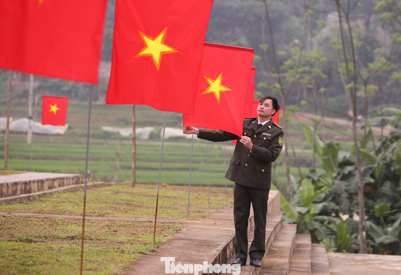 Mỗi lá cờ được treo lên thể hiện hình ảnh thiêng liêng của dân tộc.