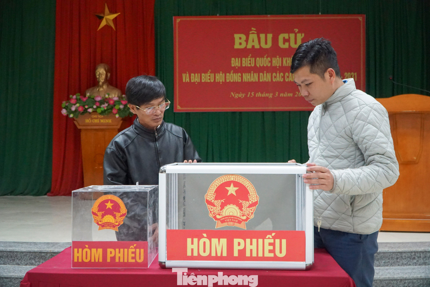 Xã đã lập 6 tổ bầu cử với 20 điểm tại 20 thôn, bản để phục vụ cho gần 7.000 cử tri bỏ phiếu bầu cử vào ngày mai (15/3), ông Hà Nam Khánh - Phó Bí thư Thường trực xã Pù Luông cho hay.