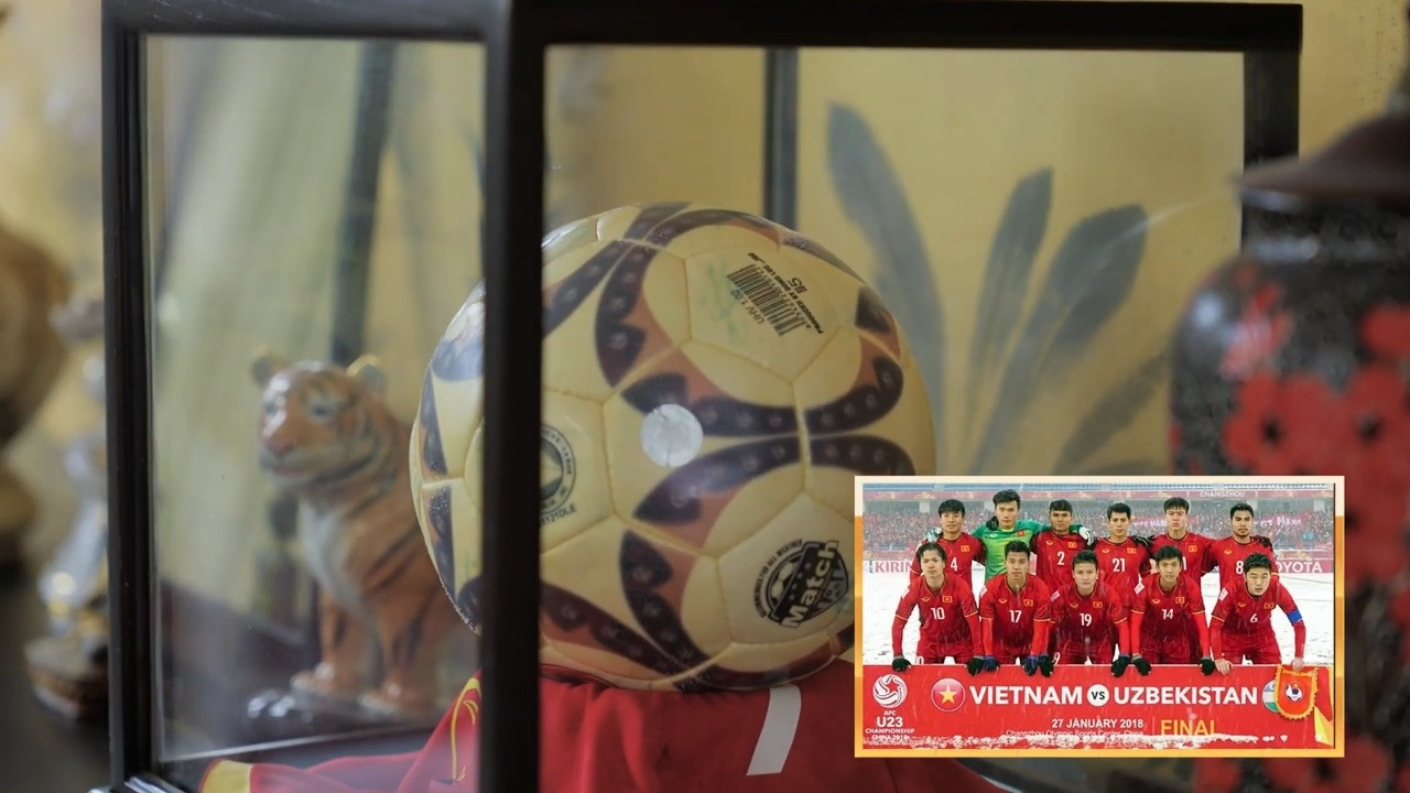 Quả bóng và chiếc áo có đầy đủ chữ ký của các tuyển thủ U23 Việt Nam.