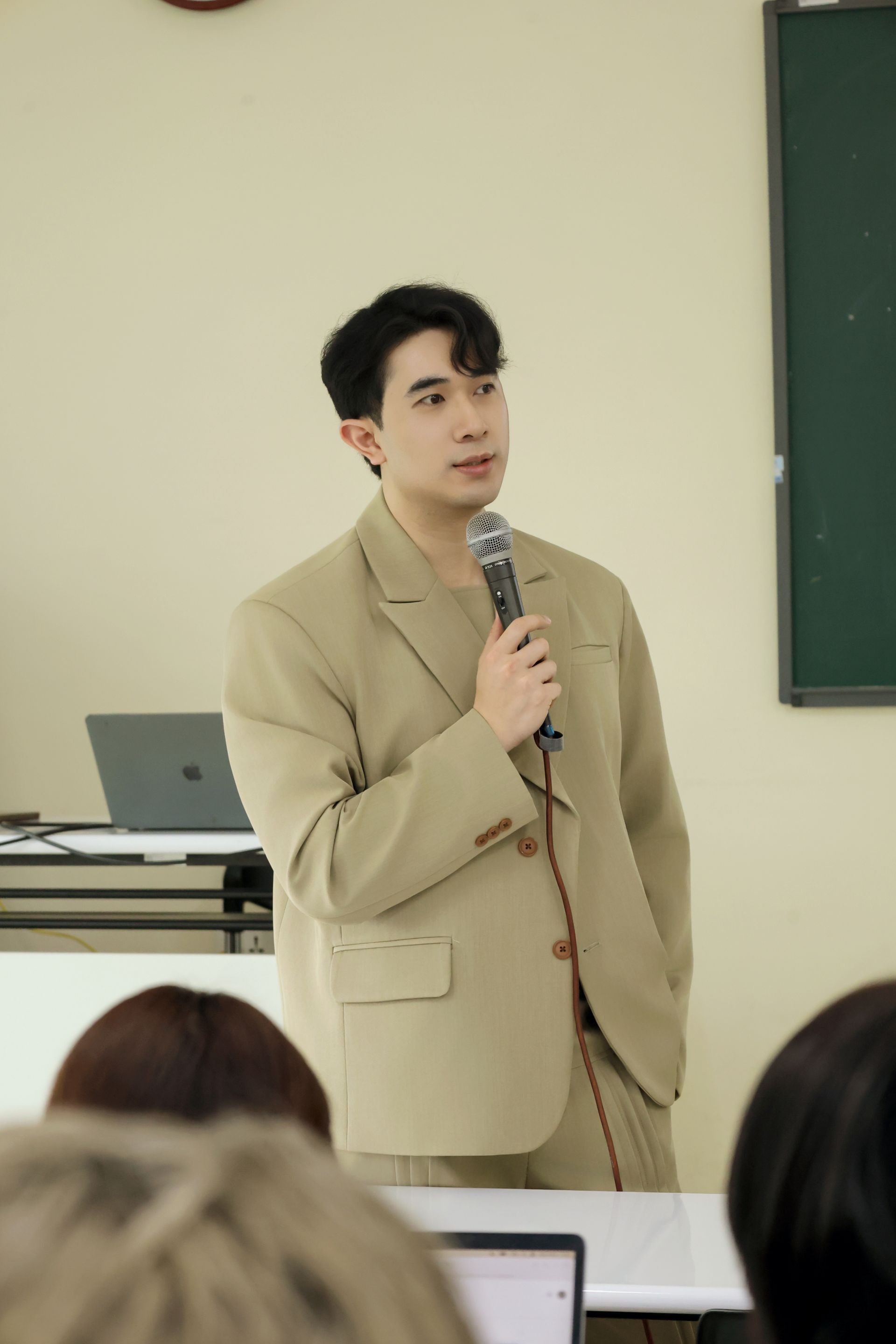 Cùng với việc giảng dạy và làm truyền hình, Ngô Công Lưu cũng là nghiên cứu sinh tiến sĩ tại Trường Đại học Khoa học Xã hội và Nhân văn, Đại học Quốc gia Hà Nội. Ảnh: NVCC