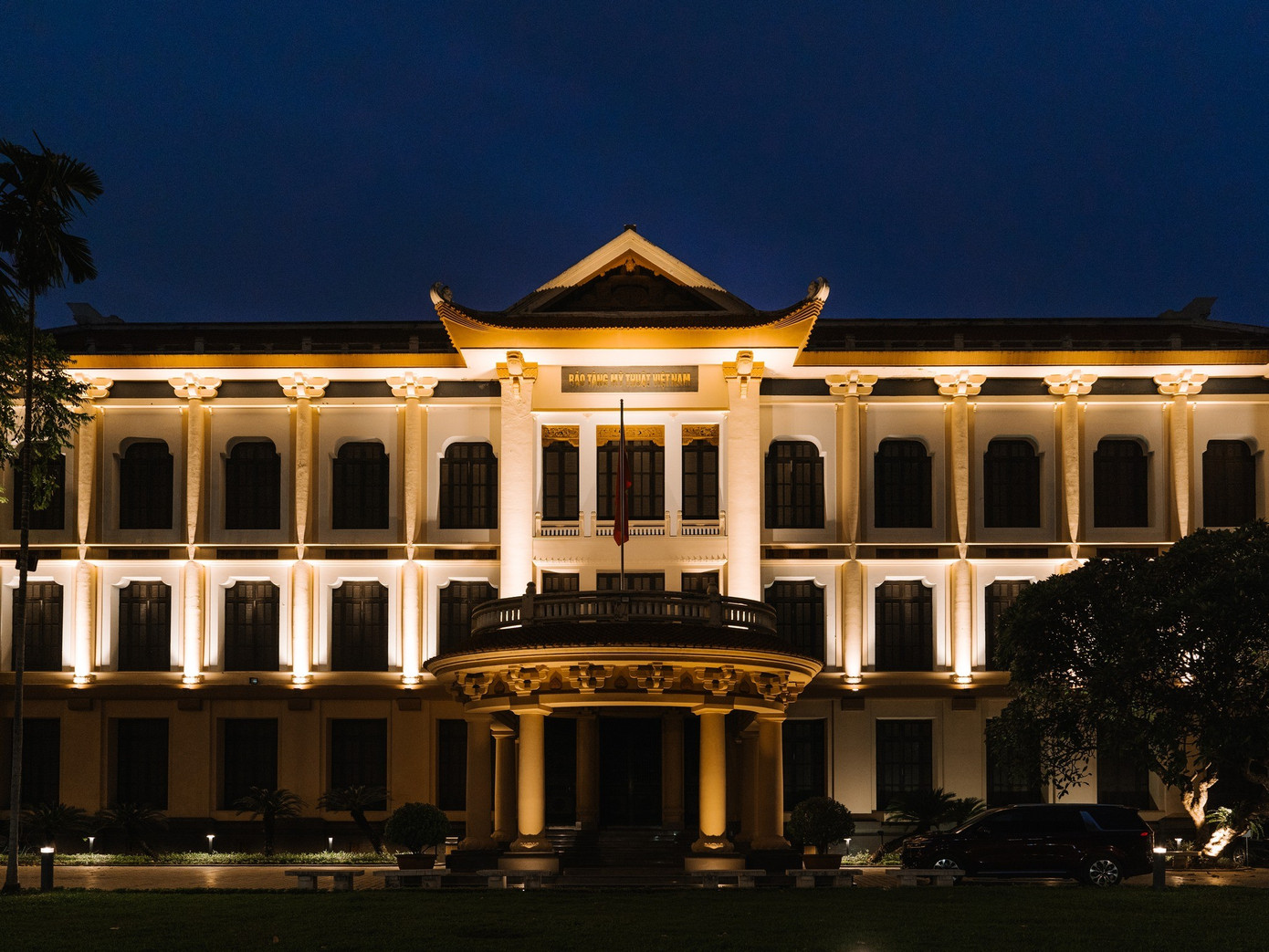 Kiến trúc bảo tàng càng nổi bật khi về đêm (Nguồn: Fanpage: Bảo tàng Mỹ thuật Việt Nam)
