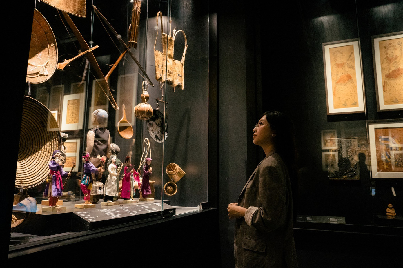 Không gian bên trong bảo tàng lên hình lung linh hơn với nền đen và ánh đèn (Nguồn: Fanpage: Bảo tàng Mỹ thuật Việt Nam)