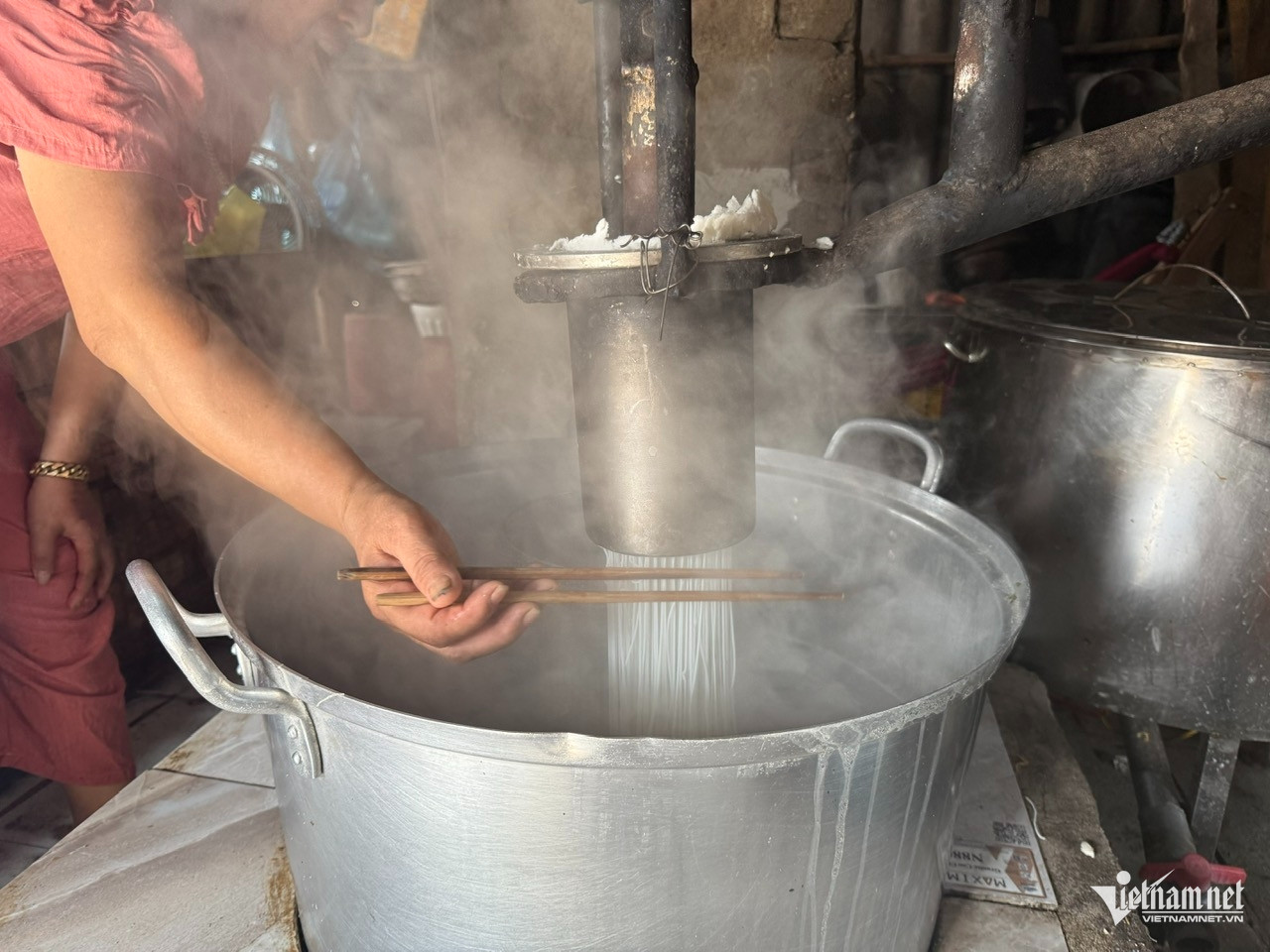 Bún được ép trực tiếp tại quán, thực khách có thể theo dõi dễ dàng