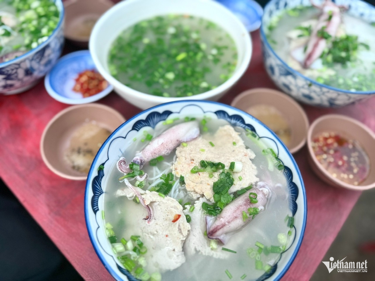 Bát bún quậy nóng hổi với mực tươi, chả cá, hành xắt nhỏ