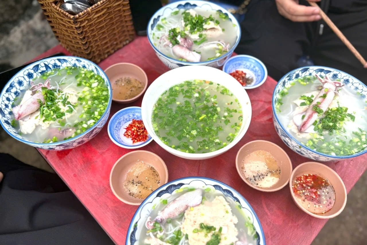 Chủ quán bún tên lạ ở Phú Quốc tiết lộ bí quyết amp;#34;chan nước sôiamp;#34; vẫn ngon - 6