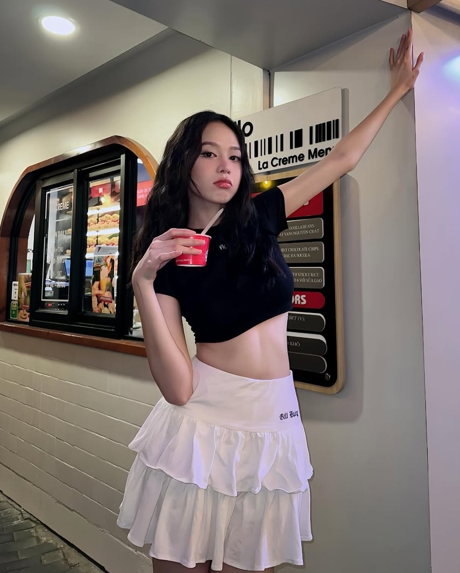 Nhiều năm nay, hoa hậu theo đuổi phong cách Y2K với các trang phục hở eo. Cô ưu tiên các thiết kế thể hiện vẻ trẻ trung, đáng yêu như áo tay bồng, thắt nơ, chân váy xếp tầng, váy bèo nhún. Tủ đồ của người đẹp còn có một số mẫu váy áo đơn giản, ôm đường cong.