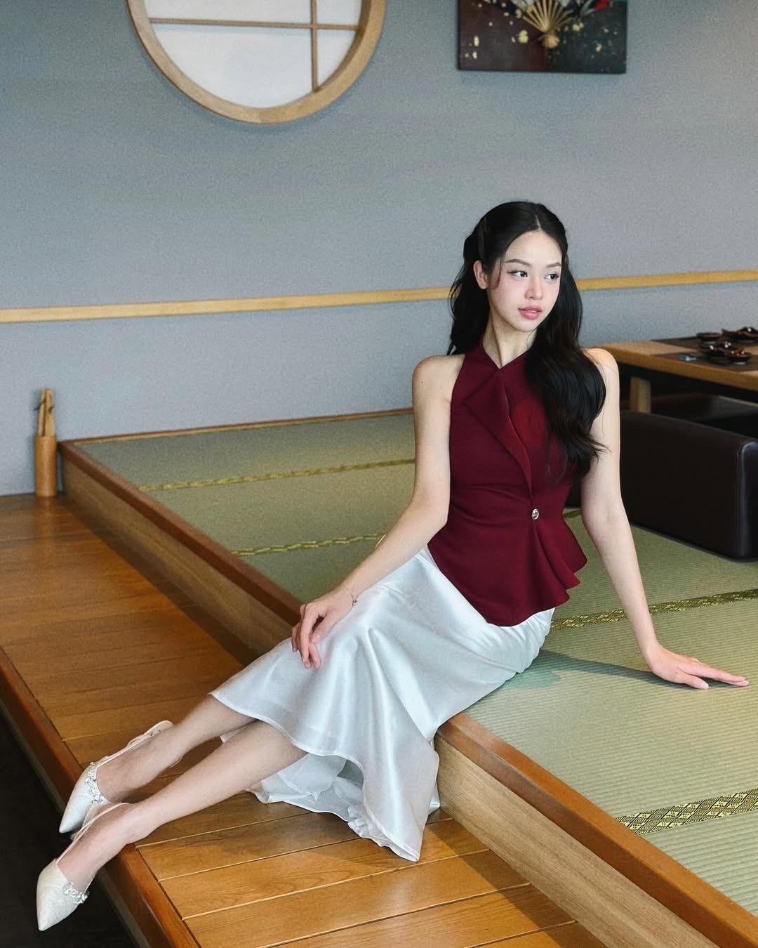 Ngoài crop top, cô còn ưu tiên chọn những mẫu áo chiết eo, peplum - những thiết kế tôn vòng hai hiệu quả.