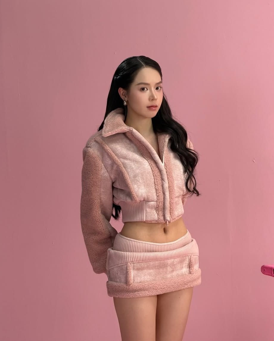 Không chỉ mặc áo ngắn mùa hè, Thanh Thủy còn nhiều lần diện phong cách này với những thiết kế dành cho mùa lạnh khi đi lịch hoặc chụp hình thời trang.