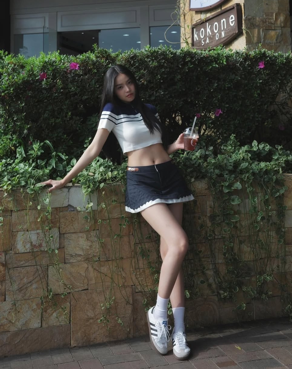 Trang phục gồm áo ngắn và chân váy siêu ngắn là công thức phối đồ yêu thích của cô.