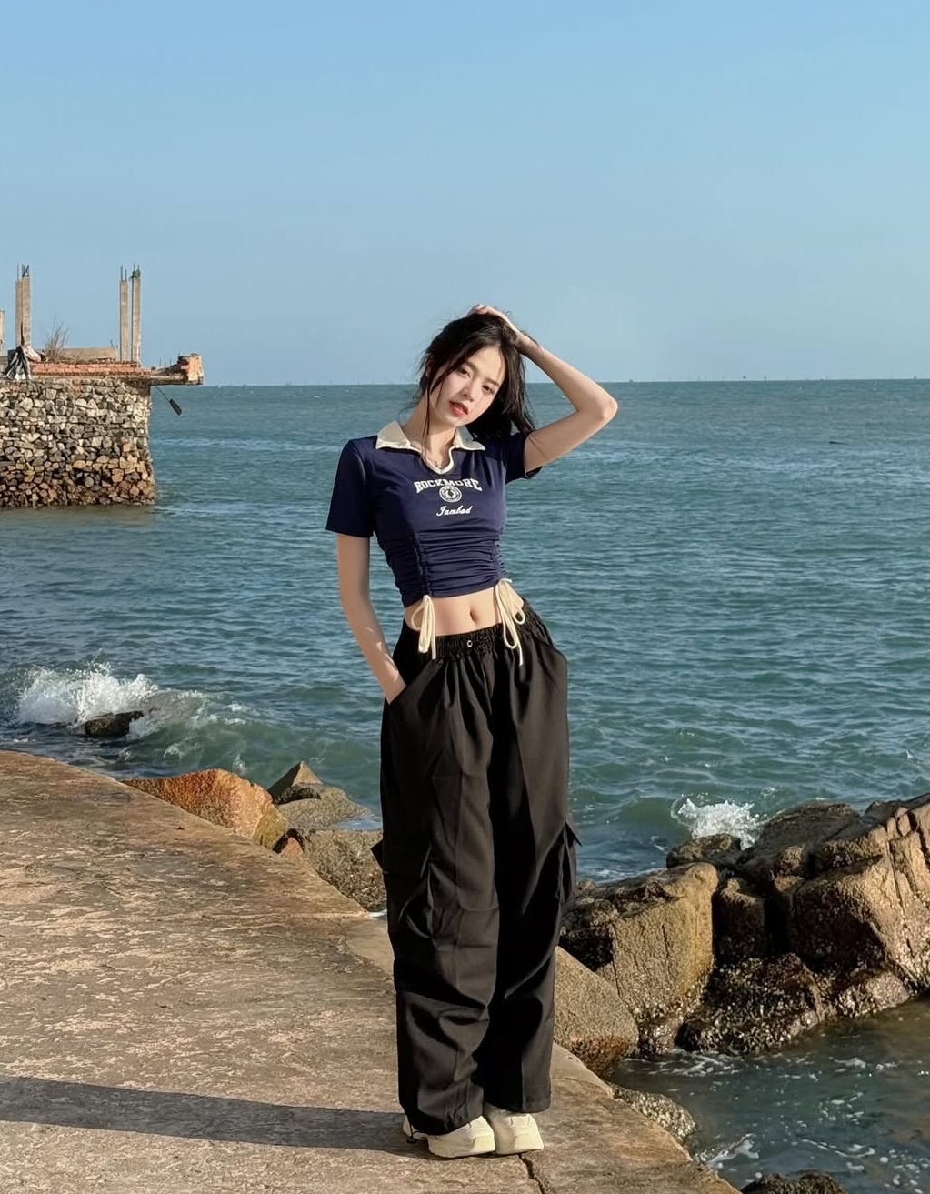 Người đẹp dạo biển với mốt quần cargo và áo polo - mốt rộ lên hai năm nay.