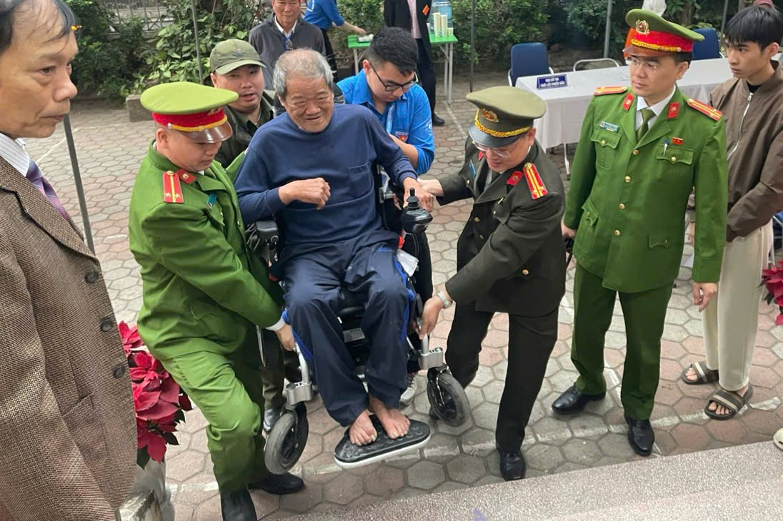 amp;#34;Ngày hội non sôngamp;#34; tại Hà Nội: Ấm áp những amp;#34;điểm tựaamp;#34; giúp cử tri trọn vẹn quyền công dân - 1