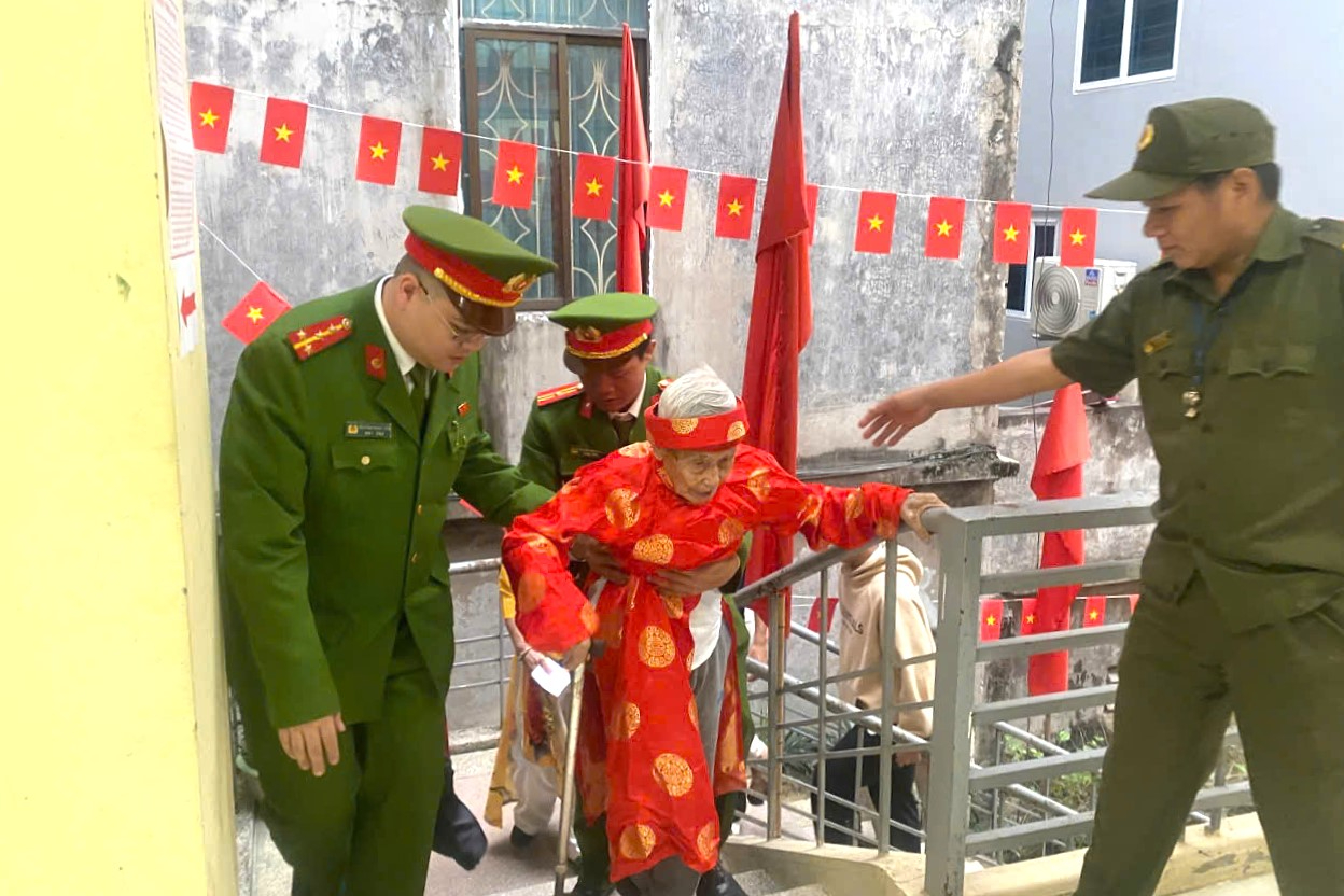 amp;#34;Ngày hội non sôngamp;#34; tại Hà Nội: Ấm áp những amp;#34;điểm tựaamp;#34; giúp cử tri trọn vẹn quyền công dân - 2