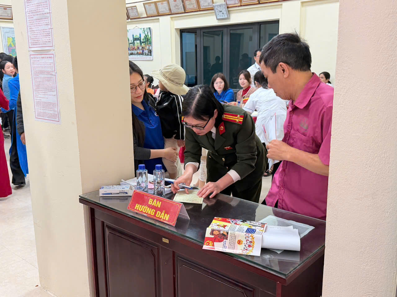 amp;#34;Ngày hội non sôngamp;#34; tại Hà Nội: Ấm áp những amp;#34;điểm tựaamp;#34; giúp cử tri trọn vẹn quyền công dân - 6