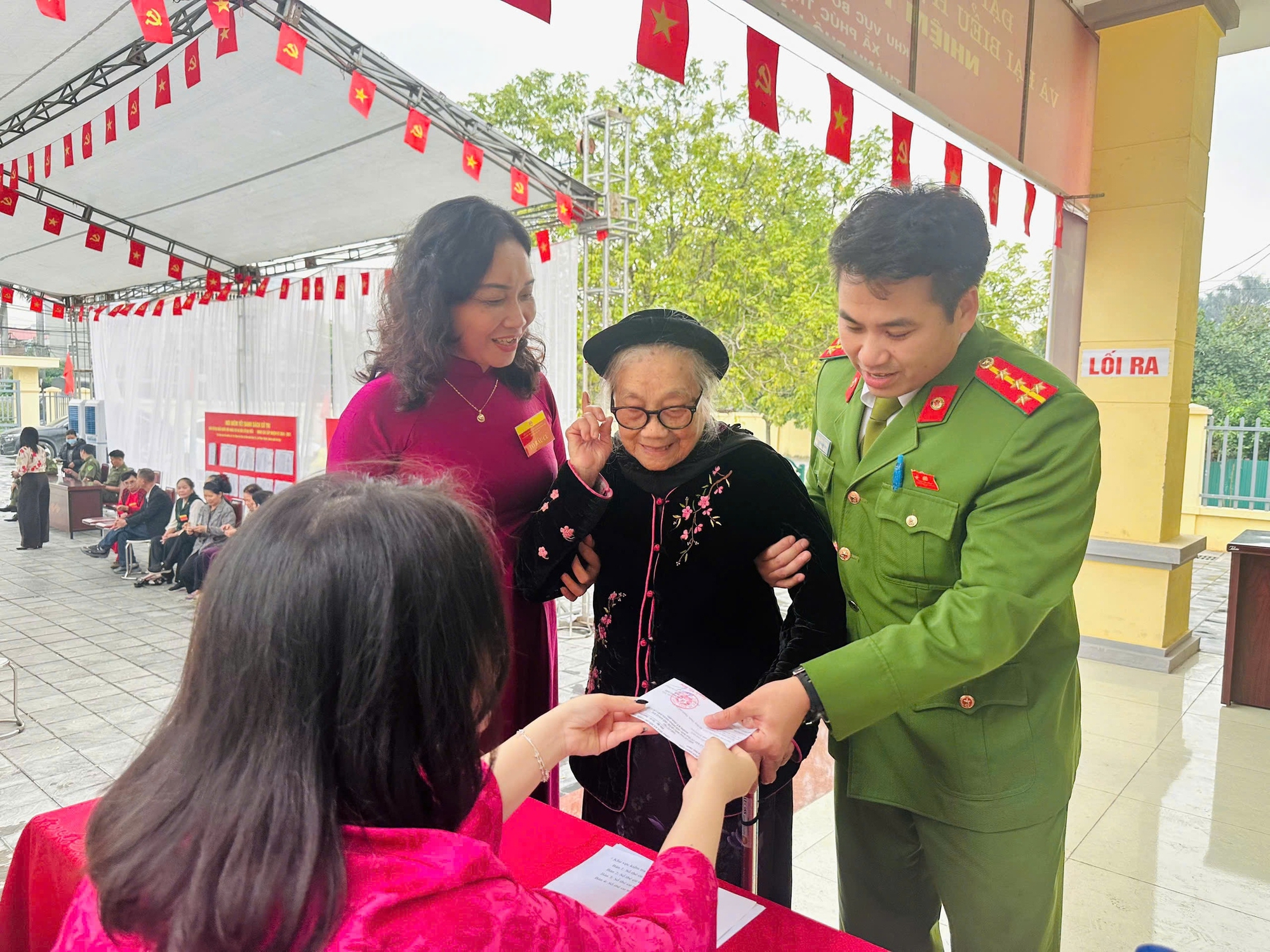 Không khí tại các điểm bỏ phiếu trên địa bàn TP Hà Nội vẫn đang diễn ra hết sức khẩn trương và nghiêm túc.