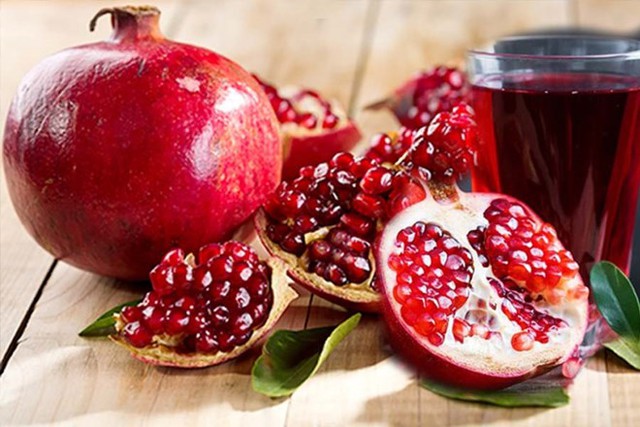 Để hấp thụ trọn vẹn giá trị dinh dưỡng nên nghiền cả hạt lựu khi ép lấy nước hoặc ăn cả hạt khi ăn.