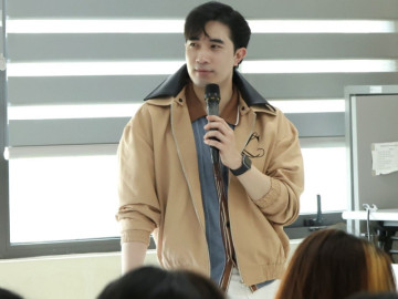 Giảng viên Gen Z thu hút vì vẻ ngoài như nam thần, cách dạy học càng gây chú ý