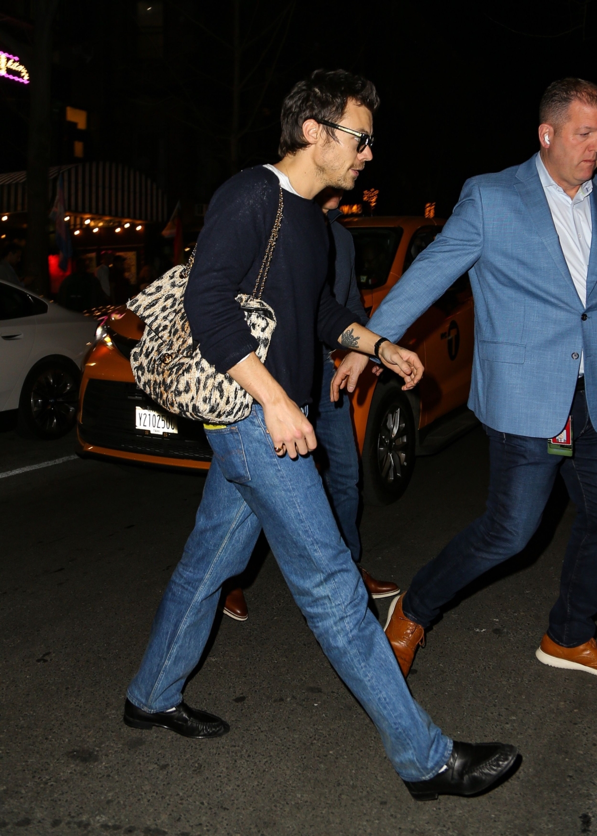 Cùng thời điểm, Harry Style cũng chọn họa tiết da báo với túi xách của nữ. Ảnh: Backgrid