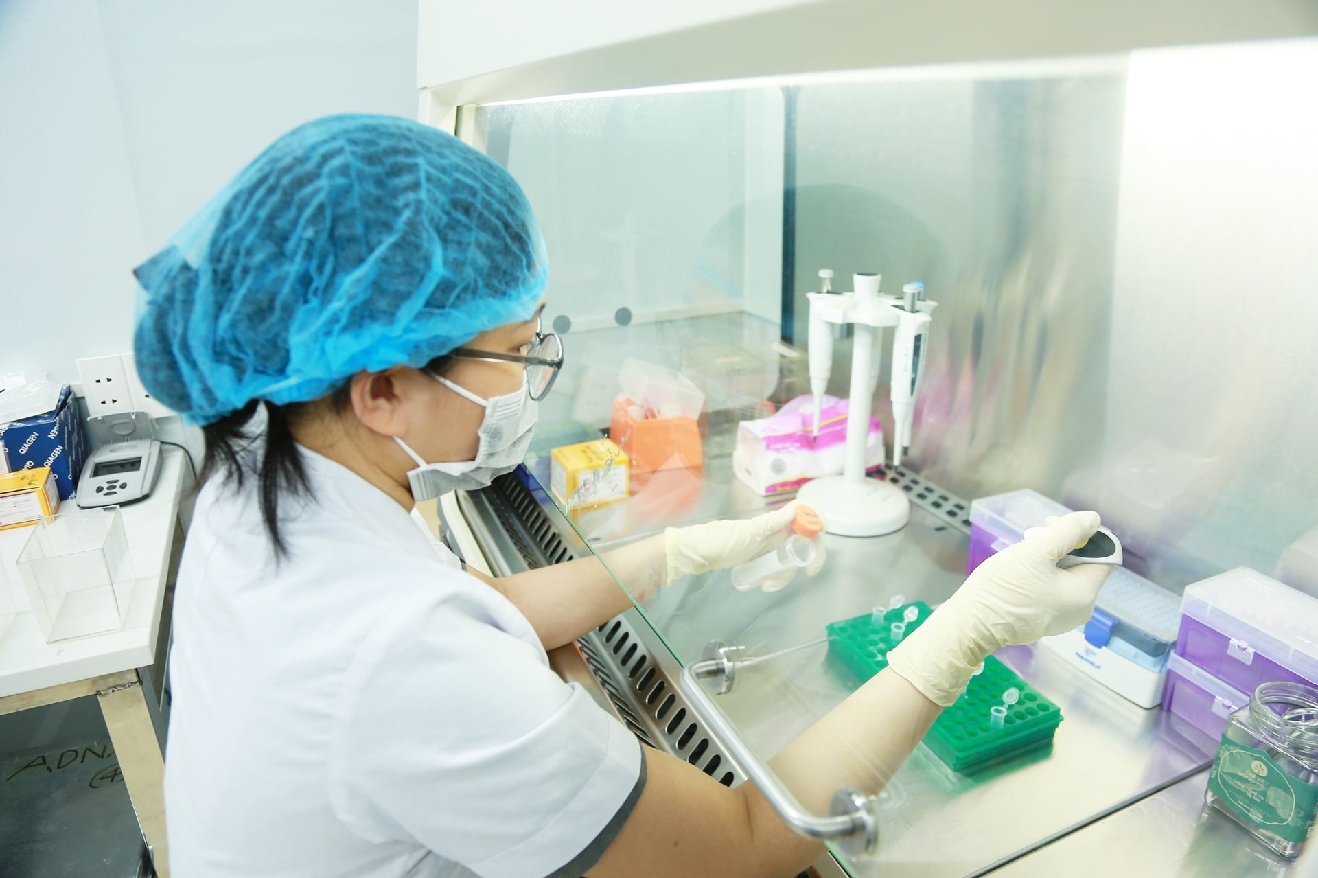 Chị Hà đang thực hiện thao tác xét nghiệm. Ảnh: NVCC