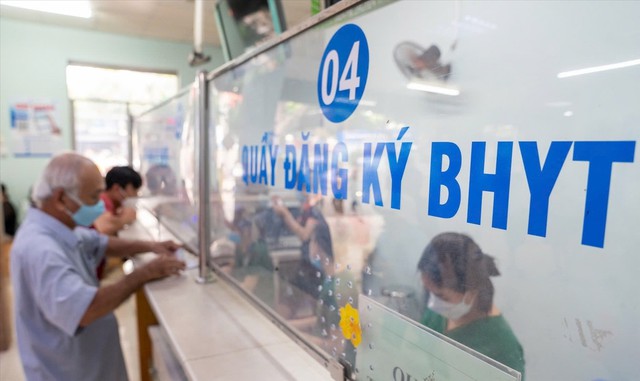 Người tham gia bảo hiểm y tế (BHYT) khi khám bệnh, chữa bệnh phải xuất trình thông tin về thẻ BHYT. Ảnh minh họa: TL