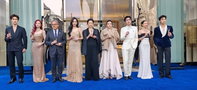 Chương Tử Di giữa dàn khách mời.