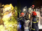 Clip Eva - Giương thang cao hơn 20 m cứu 5 người mắc kẹt trong nhà cháy