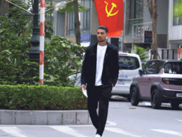 Cầu thủ nhập tịch Đỗ Hoàng Hên lần đầu đi bầu cử: 'Tự hào là công dân Việt Nam'