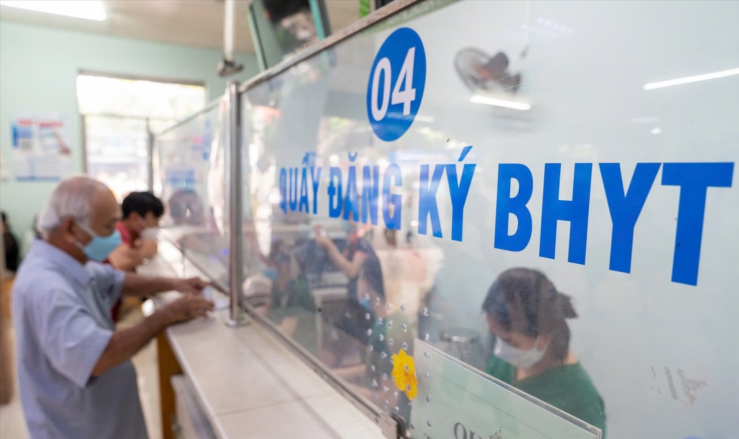 Người tham gia bảo hiểm y tế (BHYT) khi khám bệnh, chữa bệnh phải xuất trình thông tin về thẻ BHYT. Ảnh minh họa: TL