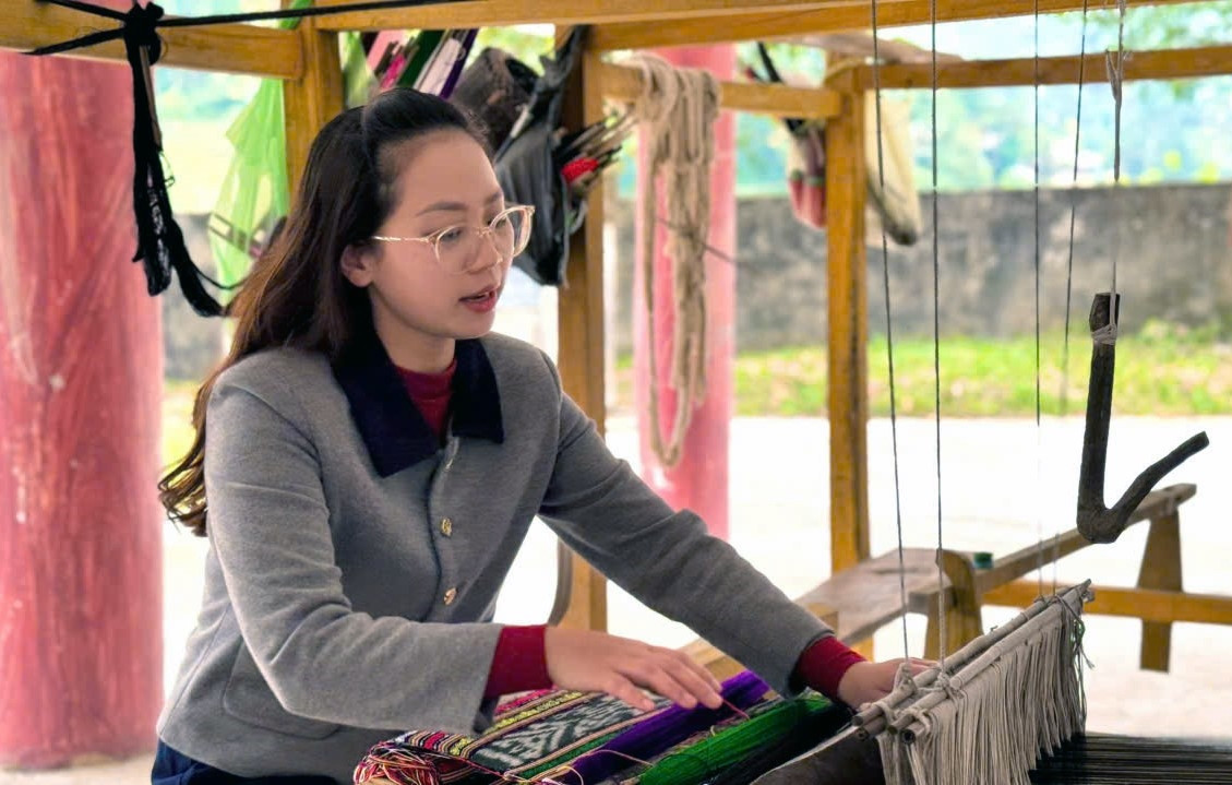 Du khách được trải nghiệm dệt thổ cẩm của đồng bào Thái. Ảnh: Lương Thị