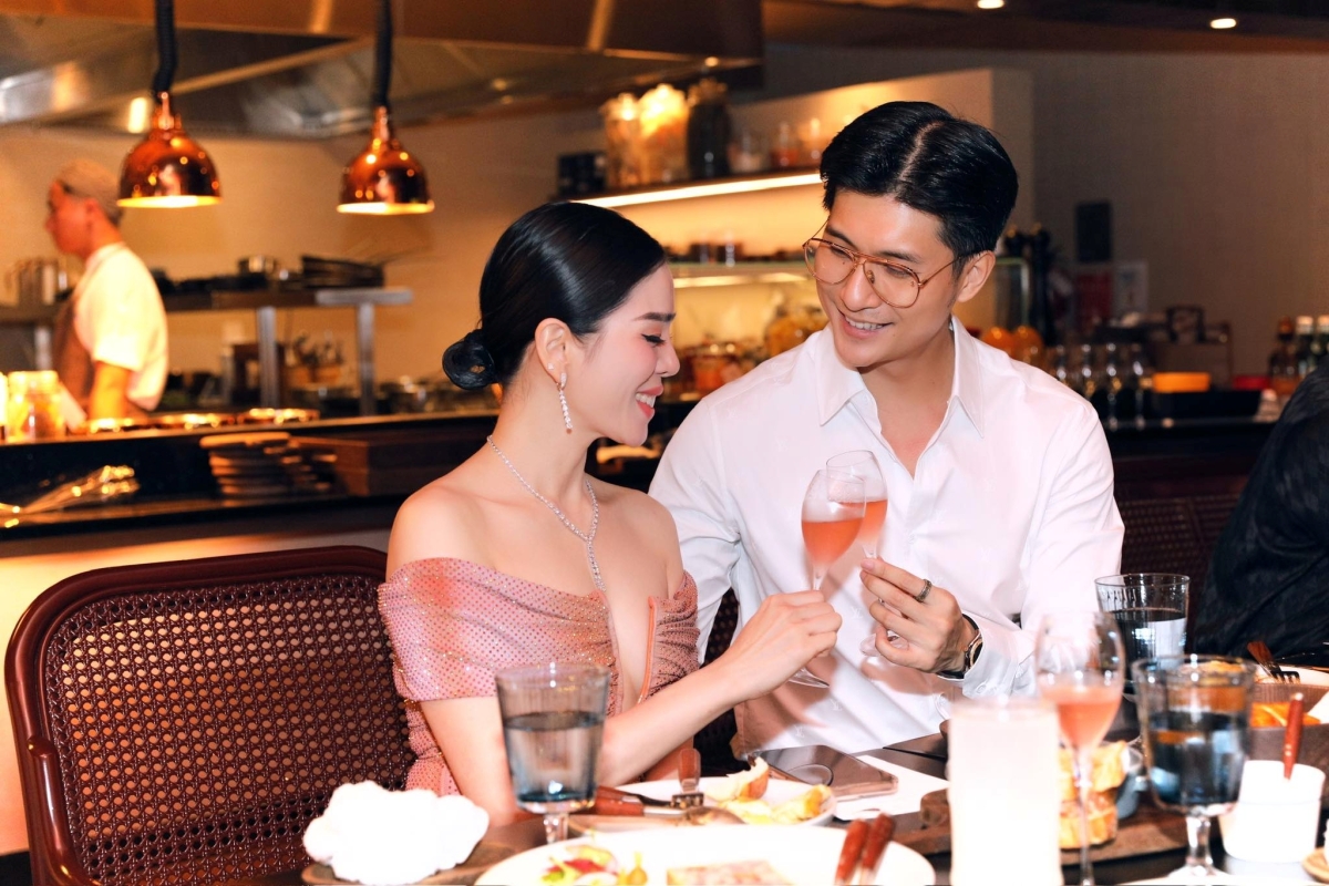 Lệ Quyên khoe quà tặng 8/3 do Lâm Bảo Châu tặng.