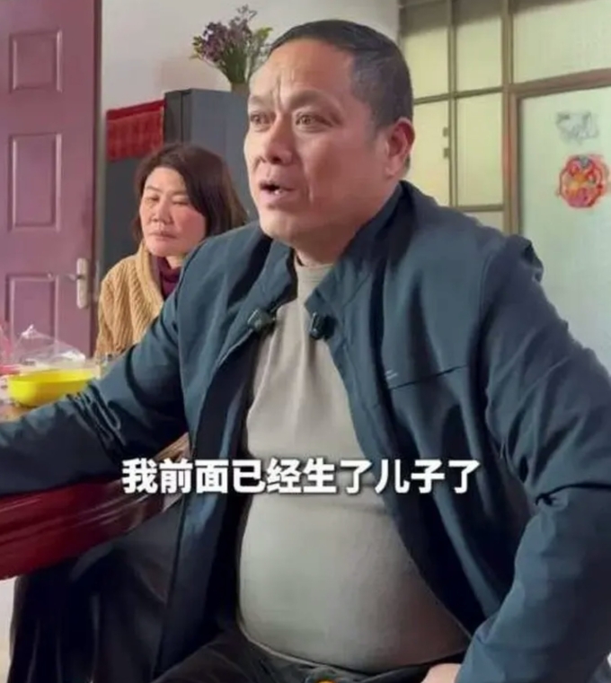 Cha mẹ ruột của Hong Yangli. Ảnh: Weibo