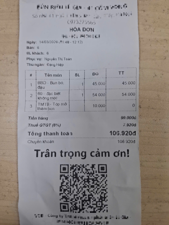 Chị Lan mới đây đi ăn bún phải trả thêm 8000 đồng tiền thuế giá trị gia tăng. Ảnh: NVCC.