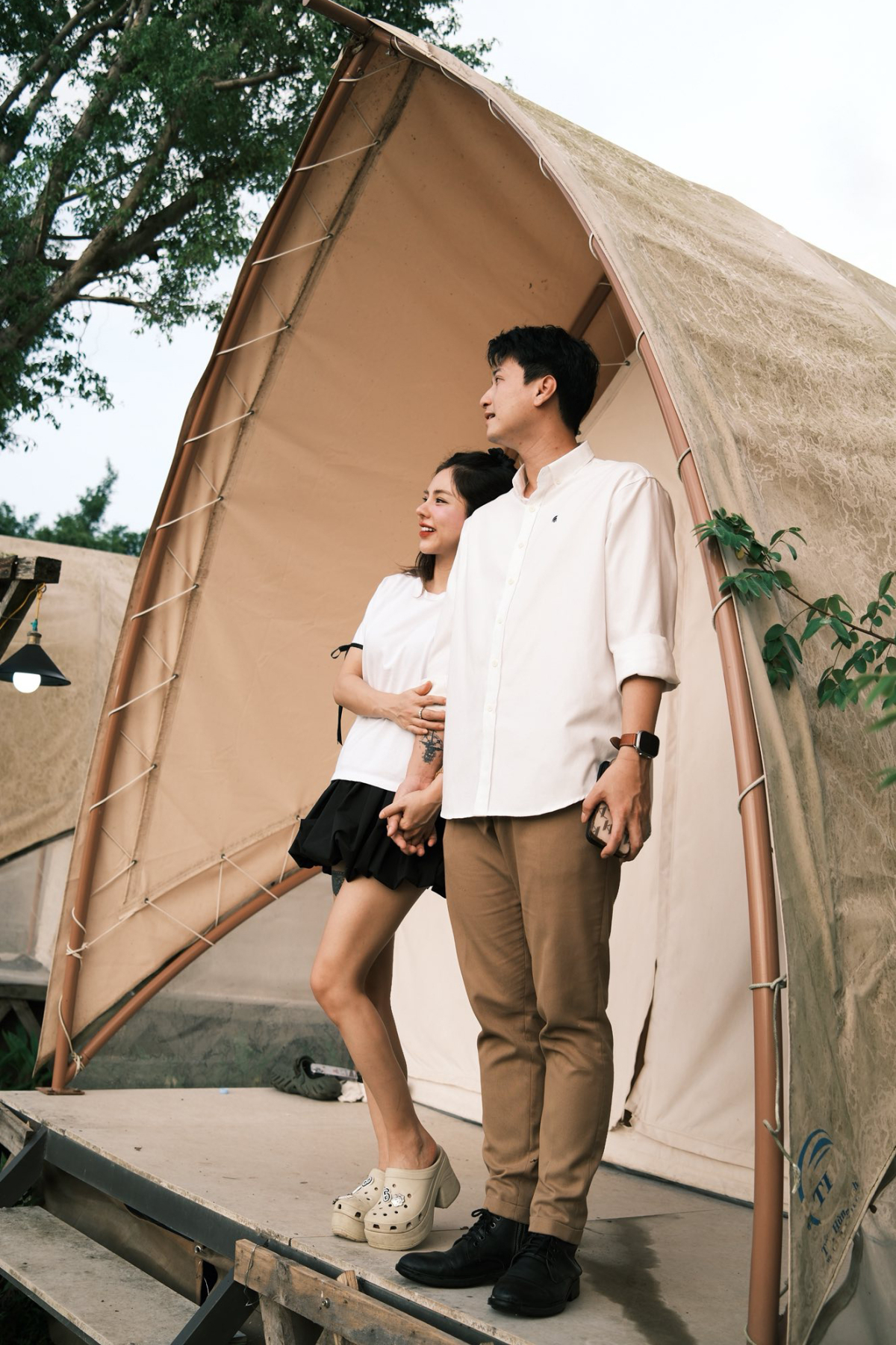 Vợ chồng Bạch Lan Phương - Huỳnh Anh mặc đồng điệu amp;#34;đi khắp thế gianamp;#34; - 6