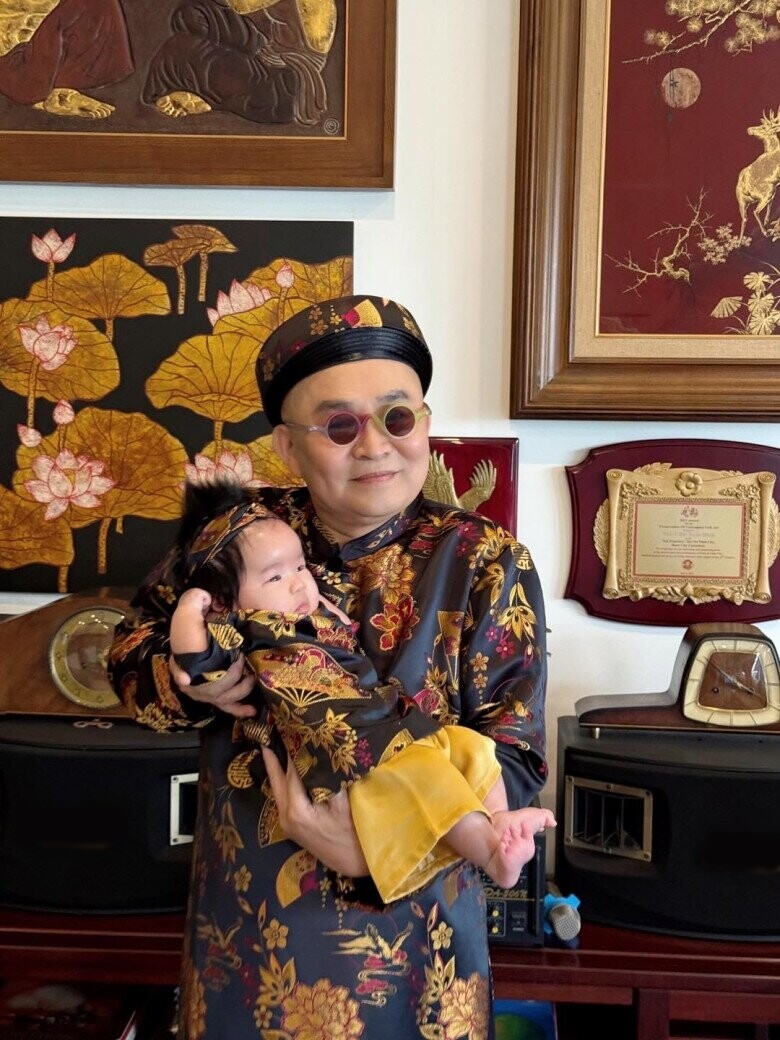 NSƯT Xuân Hinh còn may đồ đôi để mặc cùng tiểu công chúa của gia đình.