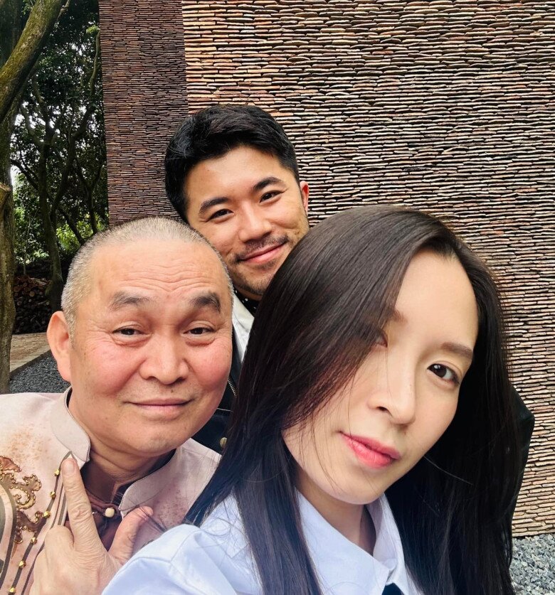Nam nghệ sĩ chụp ảnh cùng con gái và con rể.