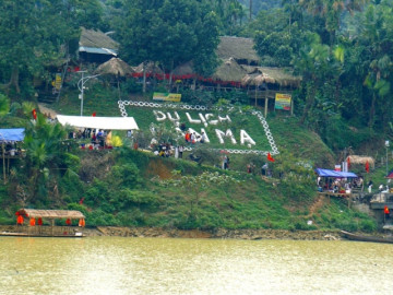 Du khách đến ngôi làng người Thái bên sông Chu hái rau rừng, bắt cá dưới suối