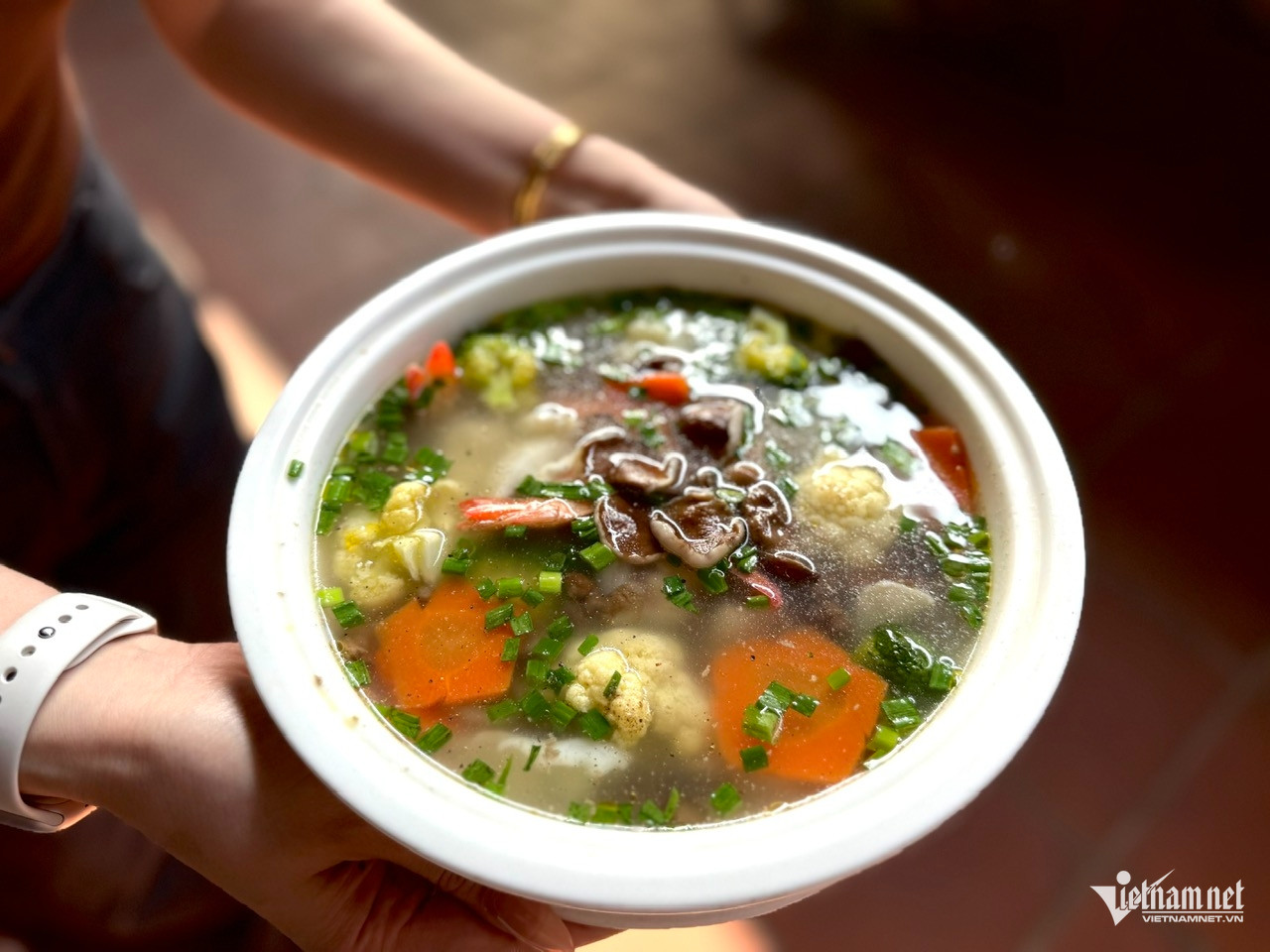 Món nấm tràm xào hải sản và canh nấm tràm được nhiều thực khách yêu thích