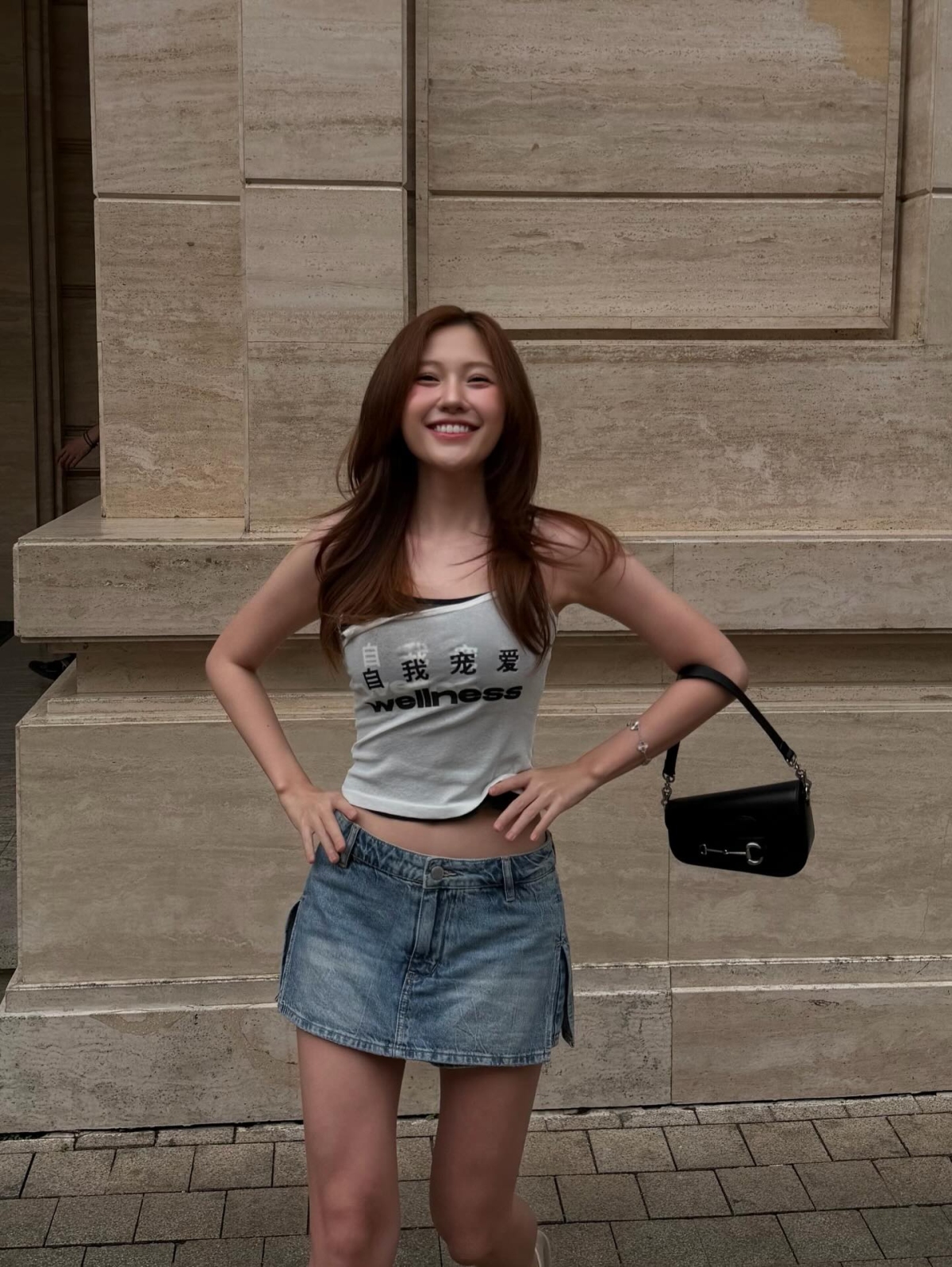 Khuôn mặt của Uyển Ân cũng được khen thanh thoát hơn sau nỗ lực lột xác thành công. Nhiều người còn nhận xét cô có các đường nét giống diễn viên Trung Quốc Triệu Lộ Tư.