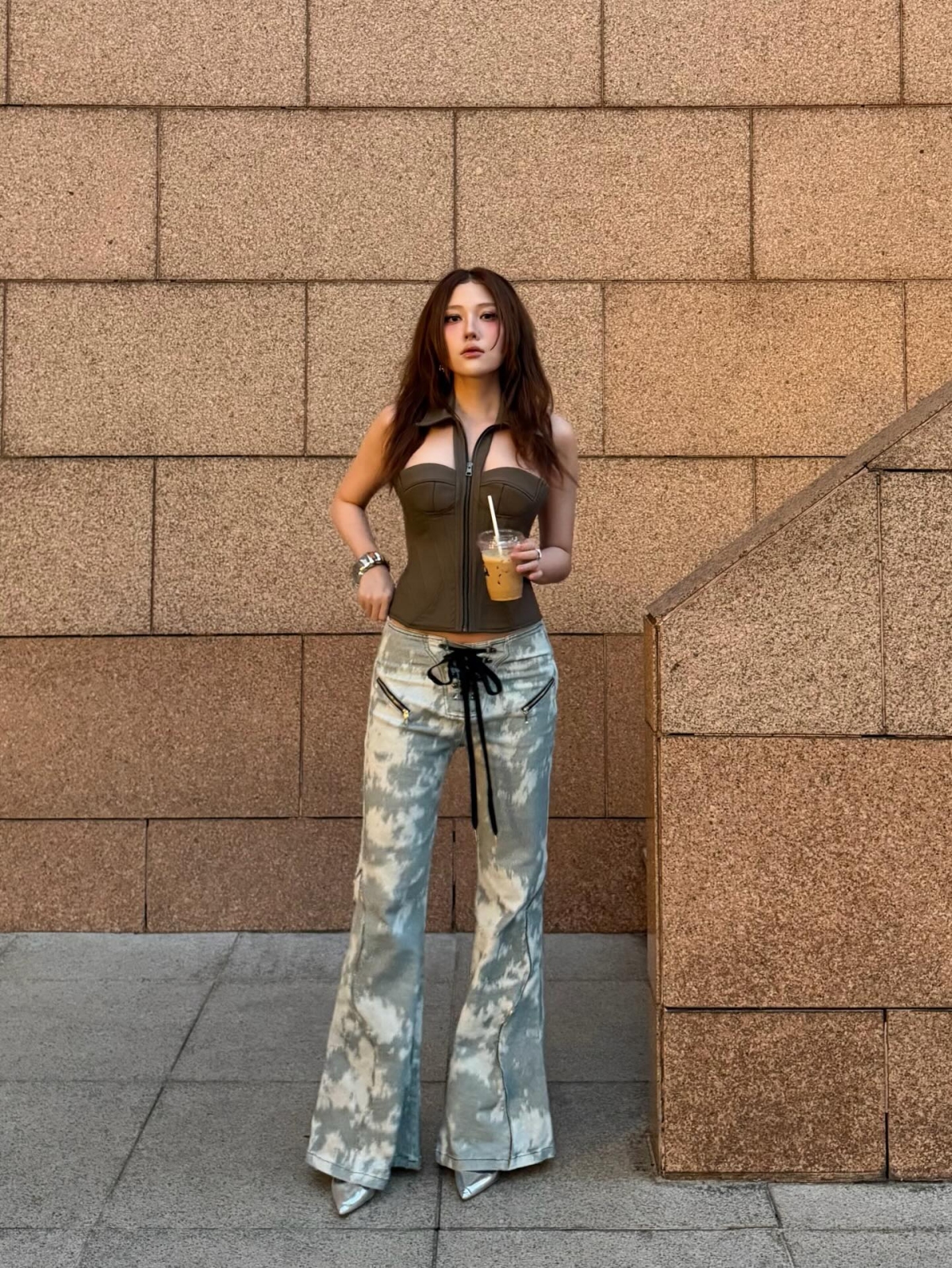 Không hay theo dõi phim của cô này lắm nhưng công nhận so với cách đây vài năm thì bây giờ xinh xuất sắc, Uyển Ân giờ nhìn có thua gì IT girl đâu, dáng đẹp, mặt xinh, miệng cười quá duyên, Giảm cân xong thăng hạng nhan sắc thật sự, Nhìn Uyển Ân có thêm động lực giảm cân quá... là những nhận xét từ người hâm mộ về ngoại hình hiện tại của em gái Trấn Thành.