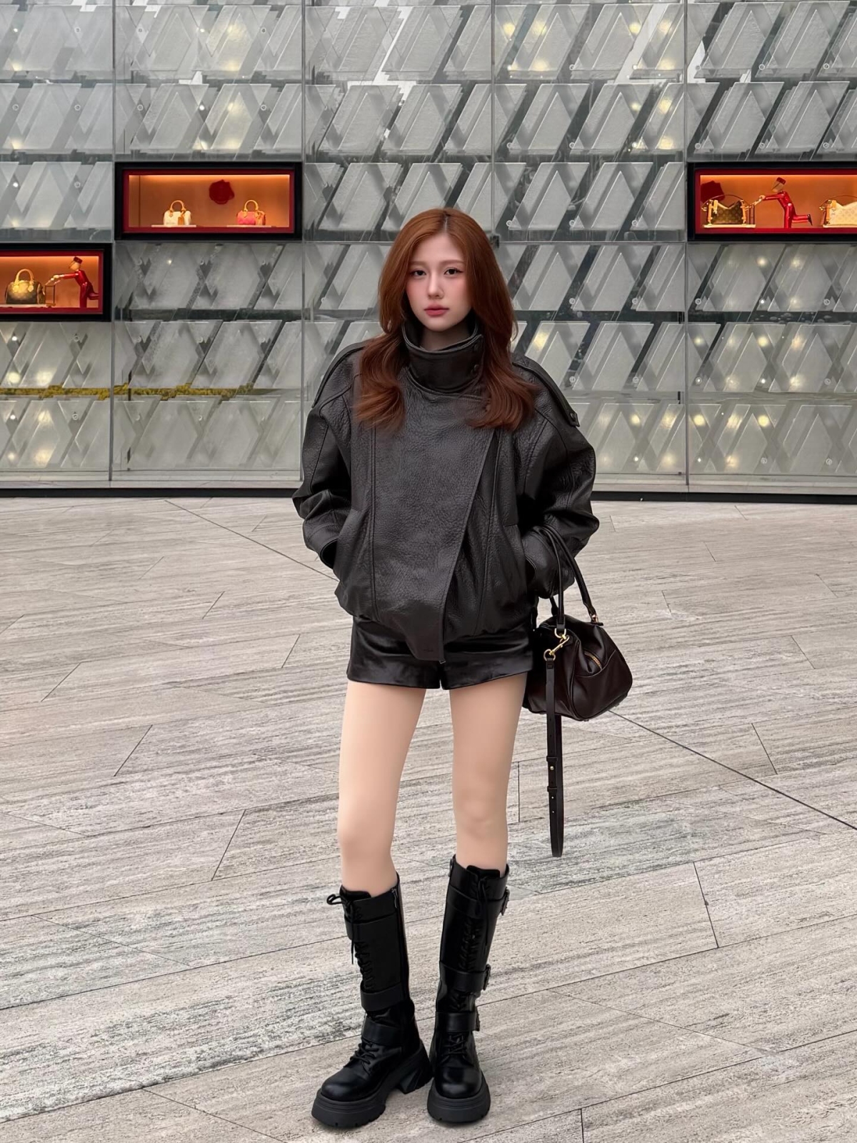 Huỳnh Uyển Ân, sinh năm 1999, bén duyên với nghề từ năm 18 tuổi với vai đầu tay trong web-drama học đường Cô gái đến từ bên kia. Năm 2019, cô gia nhập showbiz Việt khi đóng phim điện ảnh đầu tiên cùng chị dâu - ca sĩ Hari Won trong Oppa, phiền quá nha. Cơ hội đến với Uyển Ân khi cùng Lê Giang, Tuấn Trần tham gia Bố già - webdrama Trấn Thành sản xuất, ra mắt năm 2020. Mùa Tết 2023, vai diễn trong phim Nhà bà Nữ do anh trai sản xuất giúp cô lần đầu được đề cử Nữ diễn viên chính xuất sắc ở Liên hoan phim Việt Nam 2023. Dịp Tết vừa qua, cô góp mặt trong Nhà mình đi thôi.